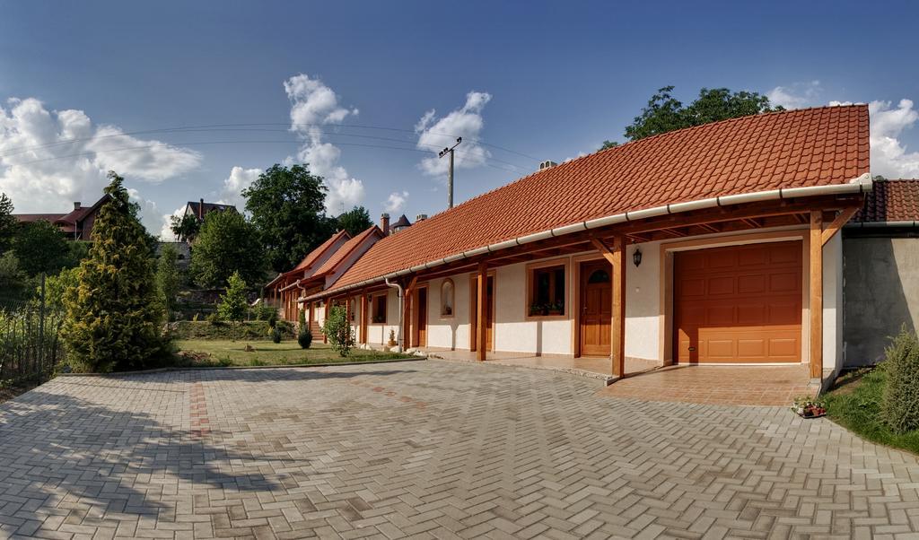Отель Nyitott Kapu Vendeghaz Фельшётаркань Экстерьер фото